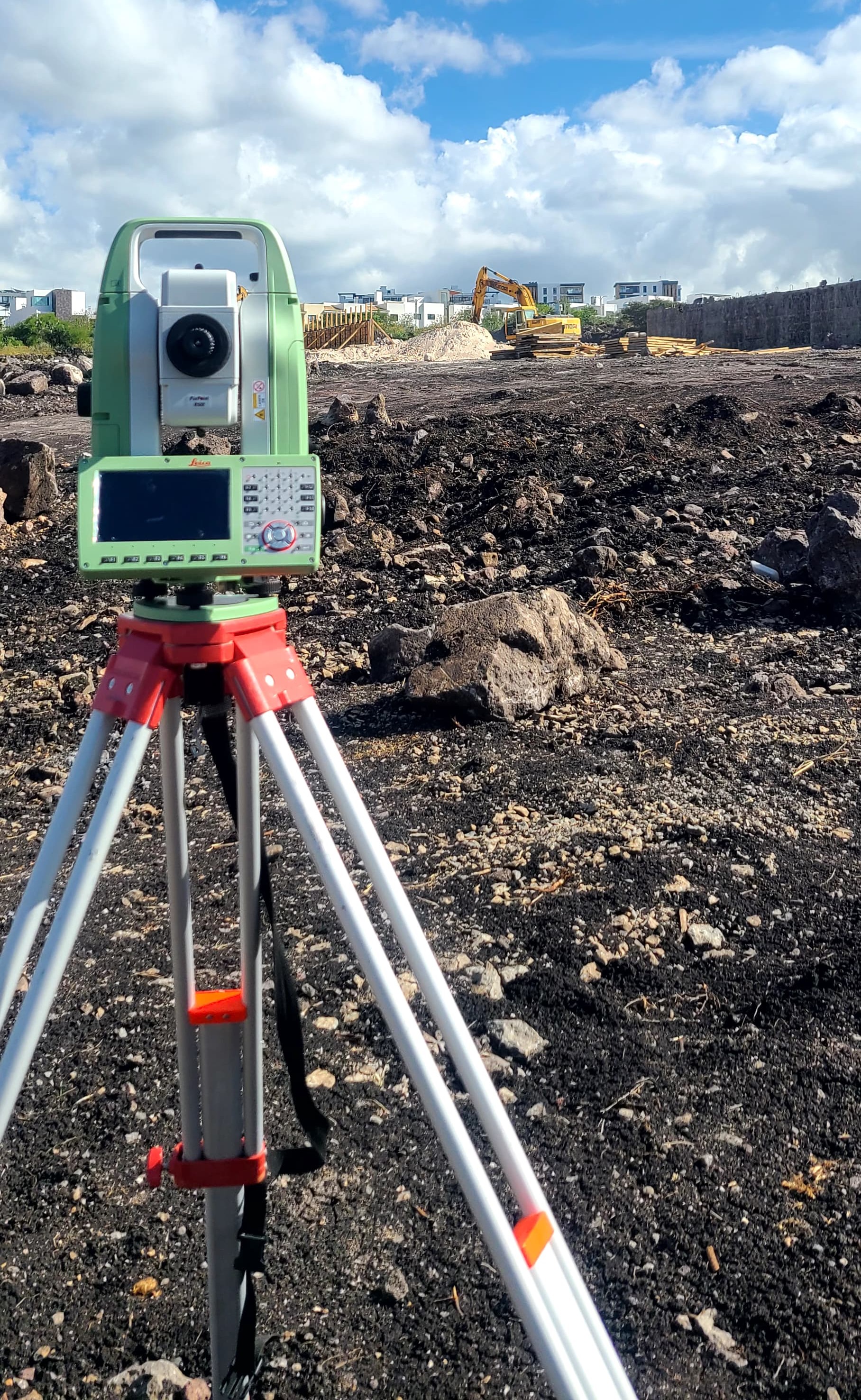 Ingeniero topógrafo supervisando obra civil con estación total